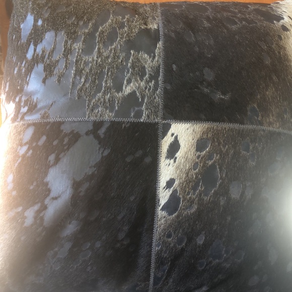 Two designer throw cushions with calf skin - Picture 3 of 6